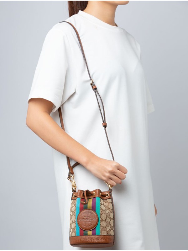 Сумка COACH Dempsey Drawstring Buket 15 C5639 In Signature Jacquard Small Сумка COACH Dempsey Drawstring Buket 15 C5639 In Signature Jacquard Small