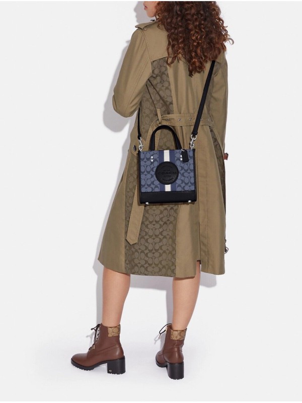 Сумка COACH Dempsey Tote 22 In Signature Jacquard With Stripe And Coach Patch Small Сумка COACH Dempsey Tote 22 In Signature Jacquard With Stripe And Coach Patch Small